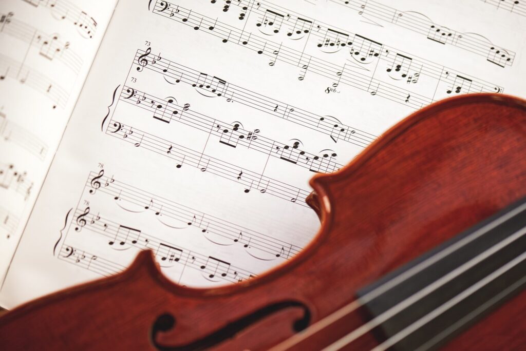 La importancia de la música en la educación, es mucho más grande de lo que podríamos imaginar: es una herramienta pedagógica y neurocientífica que impulsa el aprendizaje, la creatividad y la vida emocional de los estudiantes.